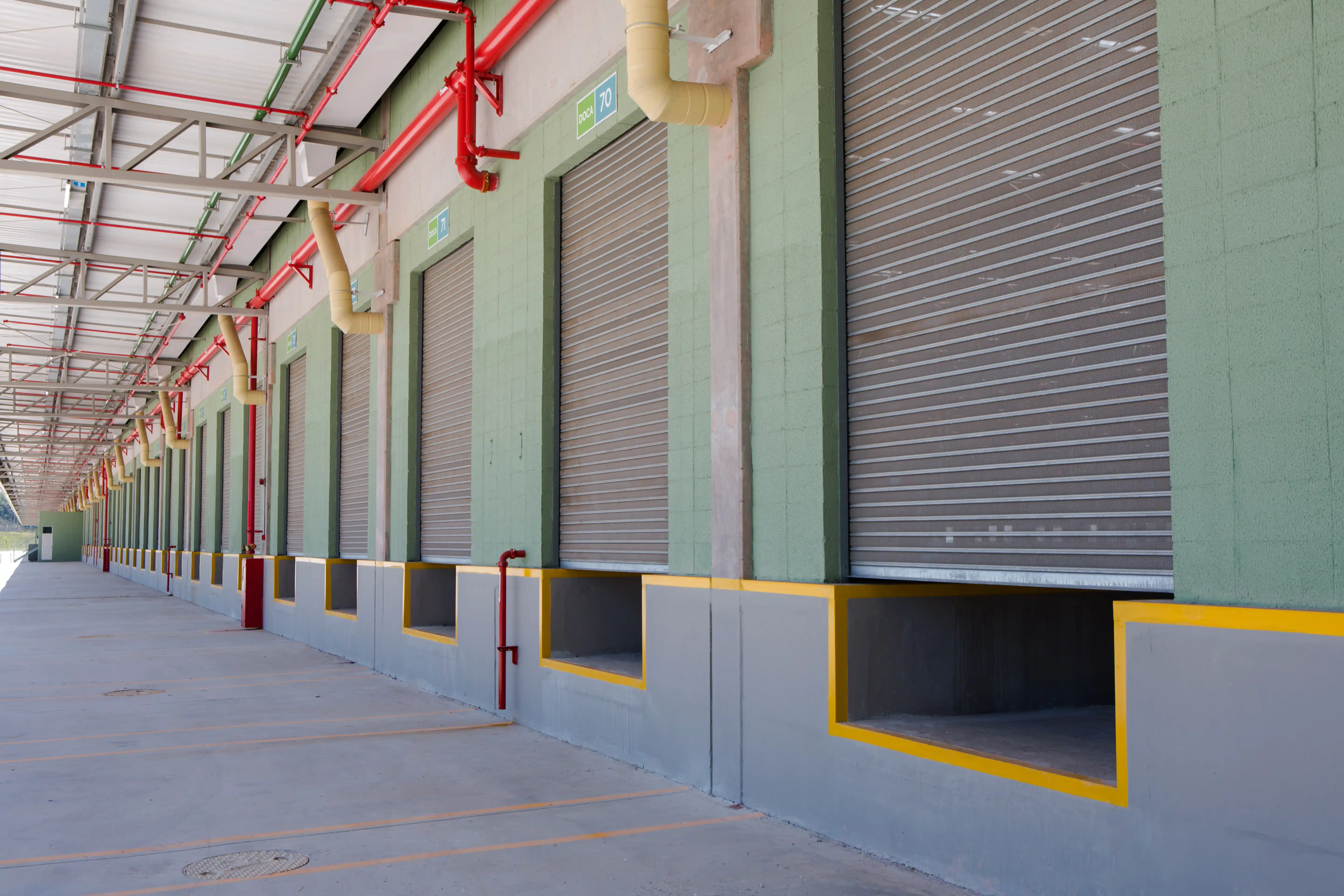 Galpão industrial para locação em São Bernardo do Campo com docas e pé-direito alto