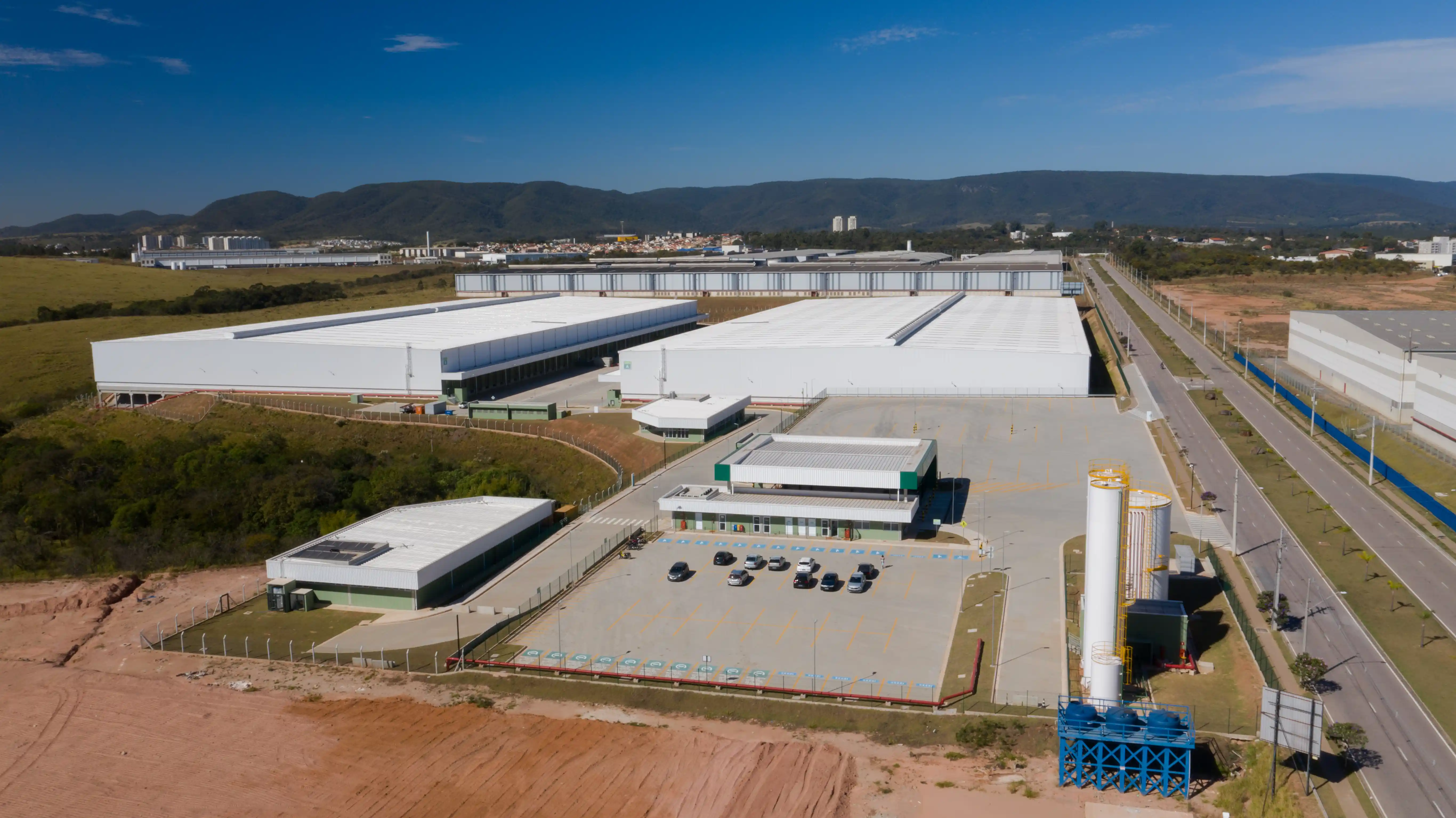 Galpão industrial para locação em São Bernardo do Campo com docas e pé-direito alto