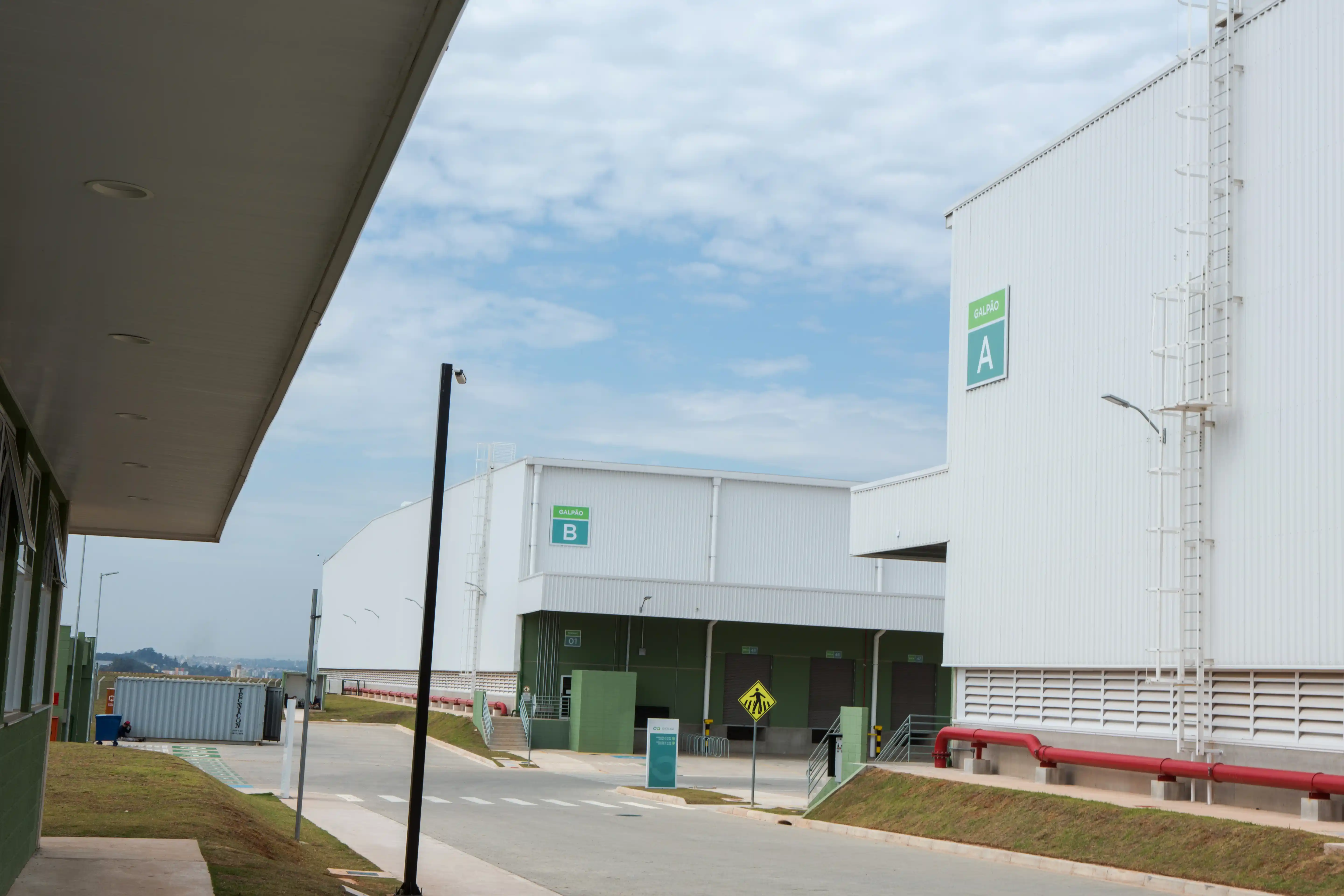 Galpão industrial e logístico para locação  e venda em São Bernardo do Campo com docas e pé-direito alto