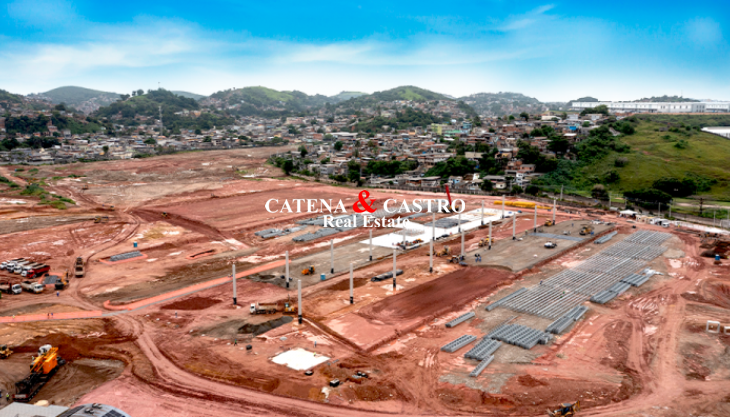 A Catena & Castro Real Estate: Consulte sobre Galpões em São João do Meriti, Rio de Janeiro A Catena & Castro Real Estate tem o prazer de destacar o progresso do projeto de cinco galpões logísticos em São João do Meriti/RJ, liderado pela renomada construtora Ribeiro Caram. A Ribeiro Caram mostra sua habilidade e qualidade ao empregar métodos avançados, incluindo o sistema construtivo tilt-up, que tem otimizado a eficiência e excelência do projeto.  Convidamos empresas em busca de espaços logísticos de alta 