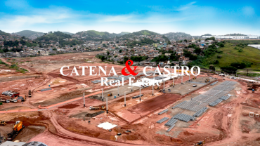 A Catena & Castro Real Estate: Consulte sobre Galpões em São João do Meriti, Rio de Janeiro A Catena & Castro Real Estate tem o prazer de destacar o progresso do projeto de cinco galpões logísticos em São João do Meriti/RJ, liderado pela renomada construtora Ribeiro Caram. A Ribeiro Caram mostra sua habilidade e qualidade ao empregar métodos avançados, incluindo o sistema construtivo tilt-up, que tem otimizado a eficiência e excelência do projeto.  Convidamos empresas em busca de espaços logísticos de alta 