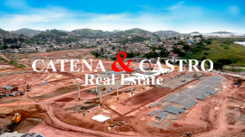 A Catena & Castro Real Estate: Consulte sobre Galpões em São João do Meriti, Rio de Janeiro A Catena & Castro Real Estate tem o prazer de destacar o progresso do projeto de cinco galpões logísticos em São João do Meriti/RJ, liderado pela renomada construtora Ribeiro Caram. A Ribeiro Caram mostra sua habilidade e qualidade ao empregar métodos avançados, incluindo o sistema construtivo tilt-up, que tem otimizado a eficiência e excelência do projeto.  Convidamos empresas em busca de espaços logísticos de alta 